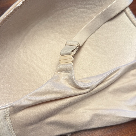 VICTORIA'S SECRET Body By Victoria No Wire Nude Bra 38D - Picture 3 of 6